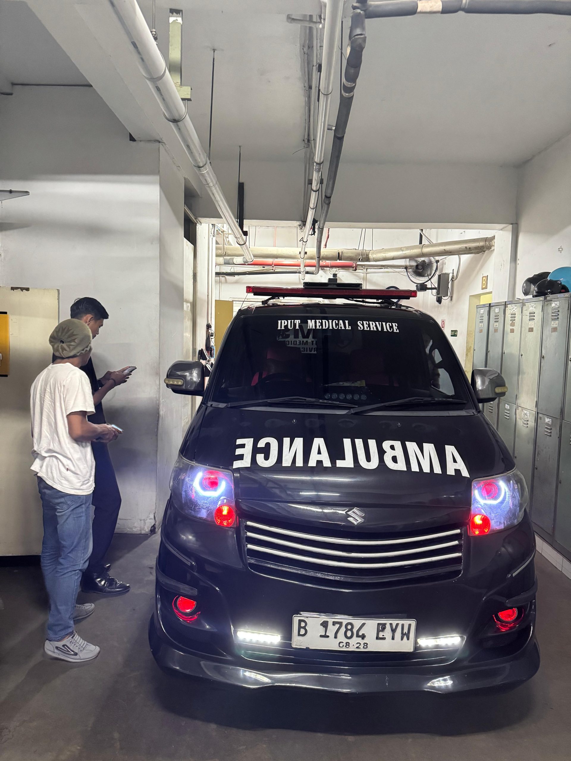 Ambulance darurat Bandung dengan lampu rotator menyala siap melayani panggilan gawat darurat di seluruh kota Bandung dan sekitarnya.