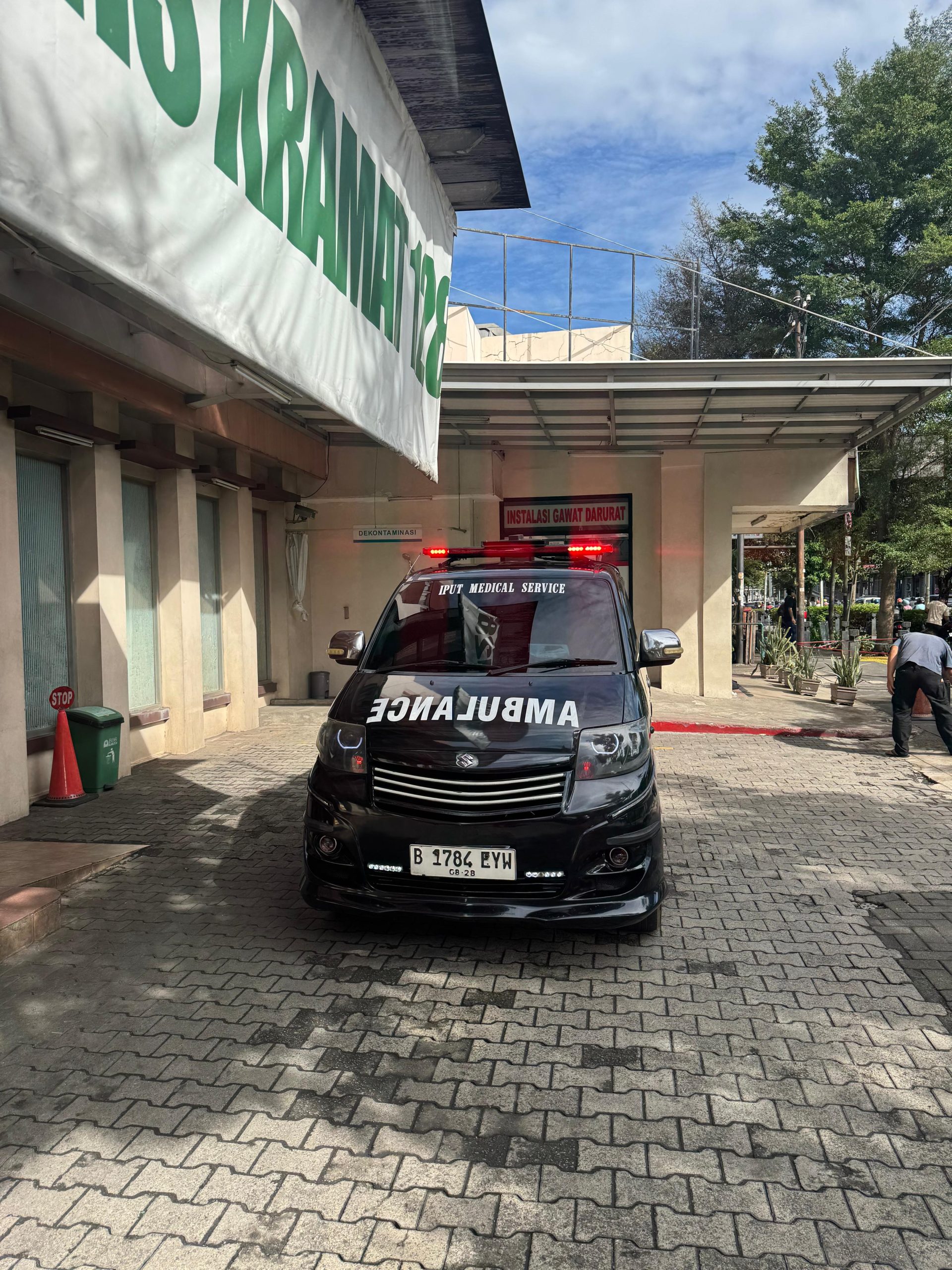 Ambulance darurat Jakarta dengan lampu rotator menyala siap merespon panggilan gawat darurat di seluruh wilayah DKI.