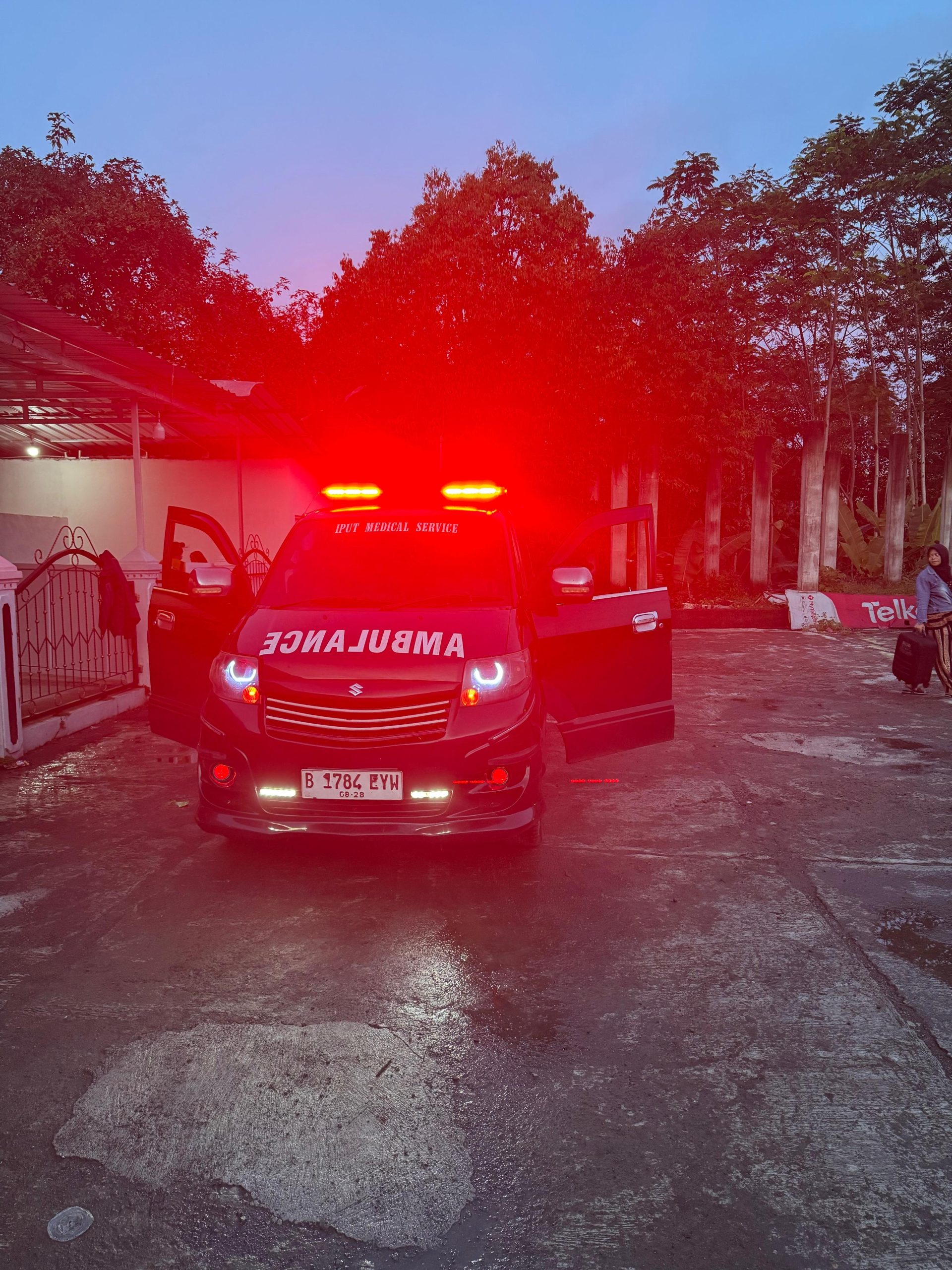 Ambulance darurat Surabaya dengan lampu rotator menyala siap merespon panggilan gawat darurat di seluruh wilayah Surabaya dan sekitarnya.