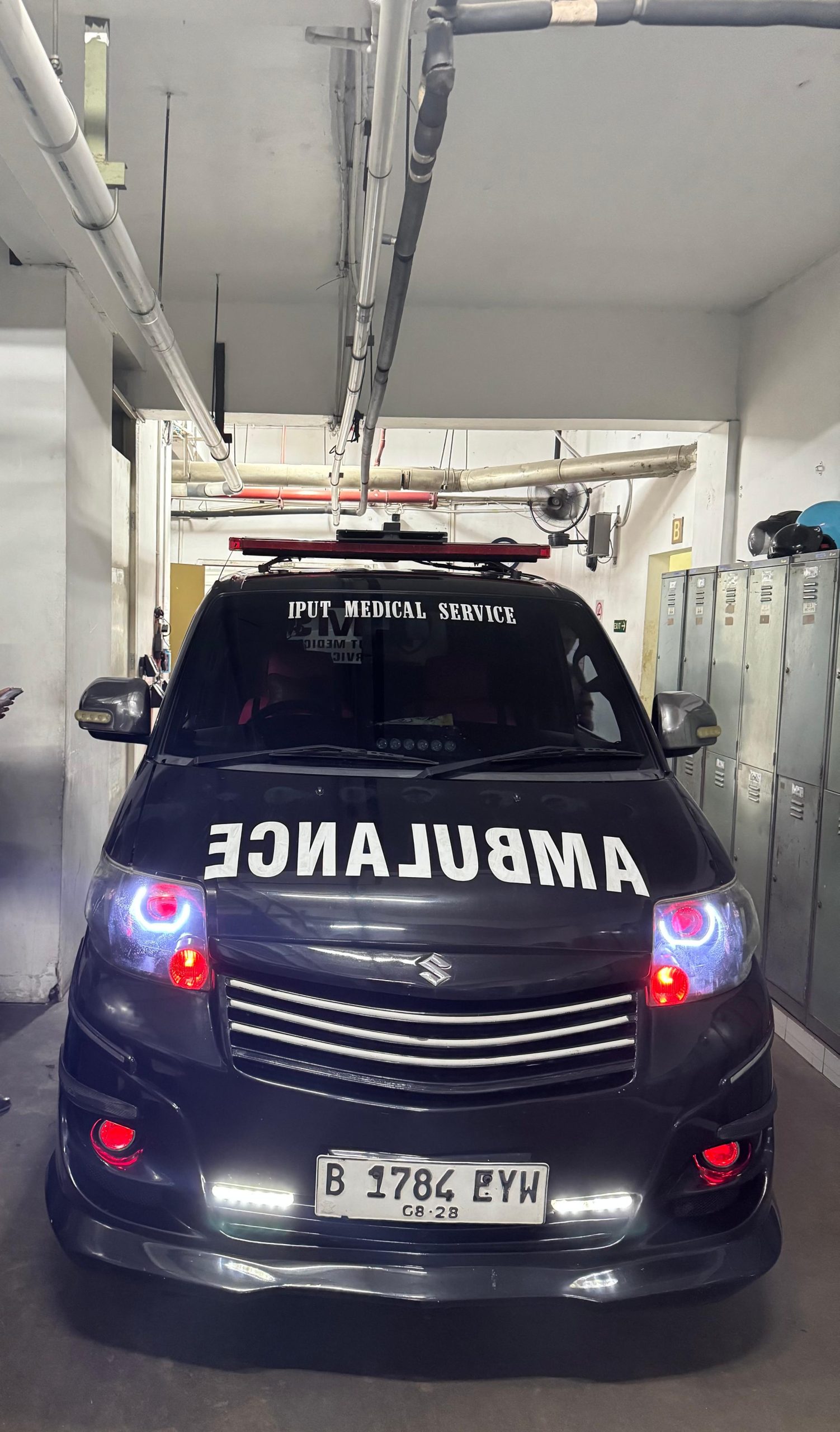 Ambulance jenazah 24 jam dengan lampu rotator siap melayani panggilan darurat kapan saja untuk transportasi yang terhormat.