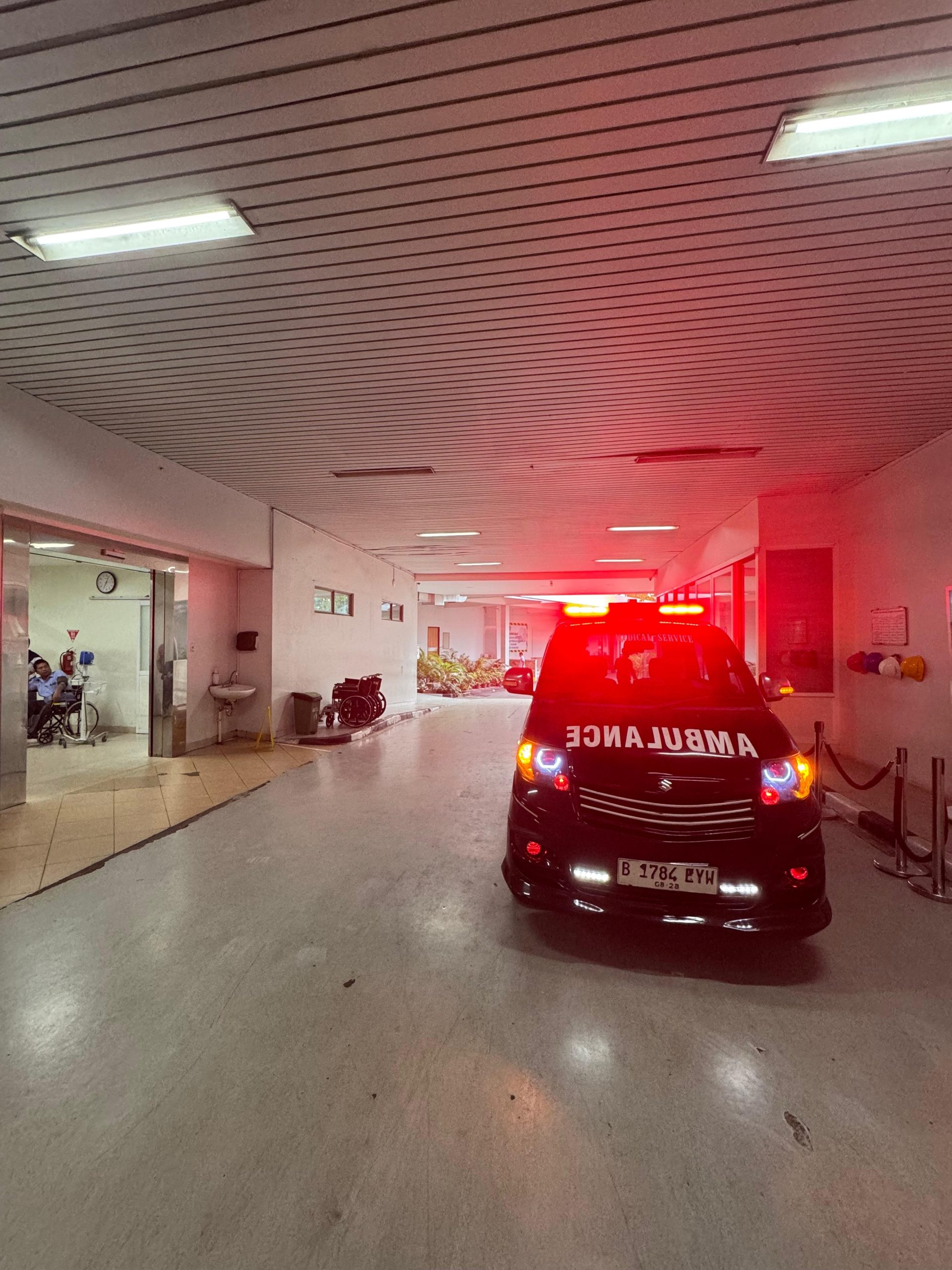 Ambulance jenazah berwarna putih dengan simbol palang merah khusus untuk transportasi yang aman dan hormat.