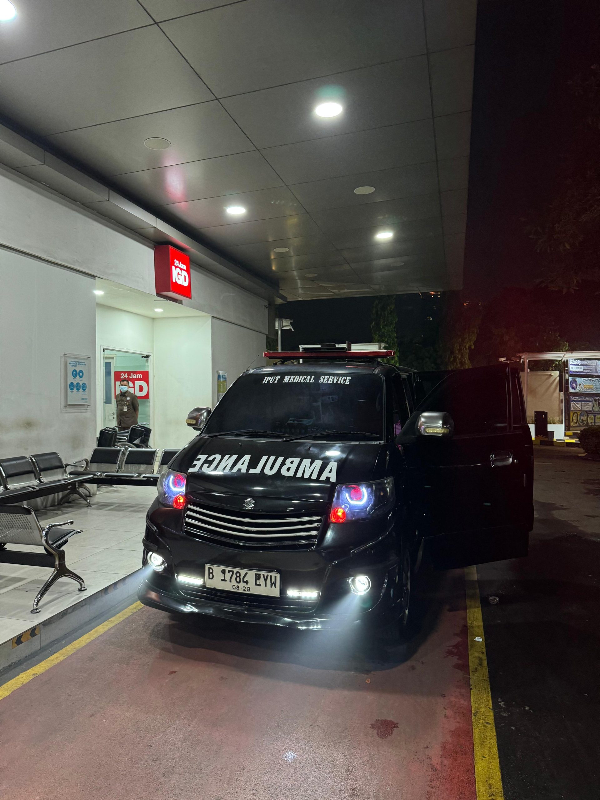 Armada ambulance 24 jam siaga penuh dengan unit modern berwarna putih dan merah, siap melayani panggilan gawat darurat dan transportasi medis.