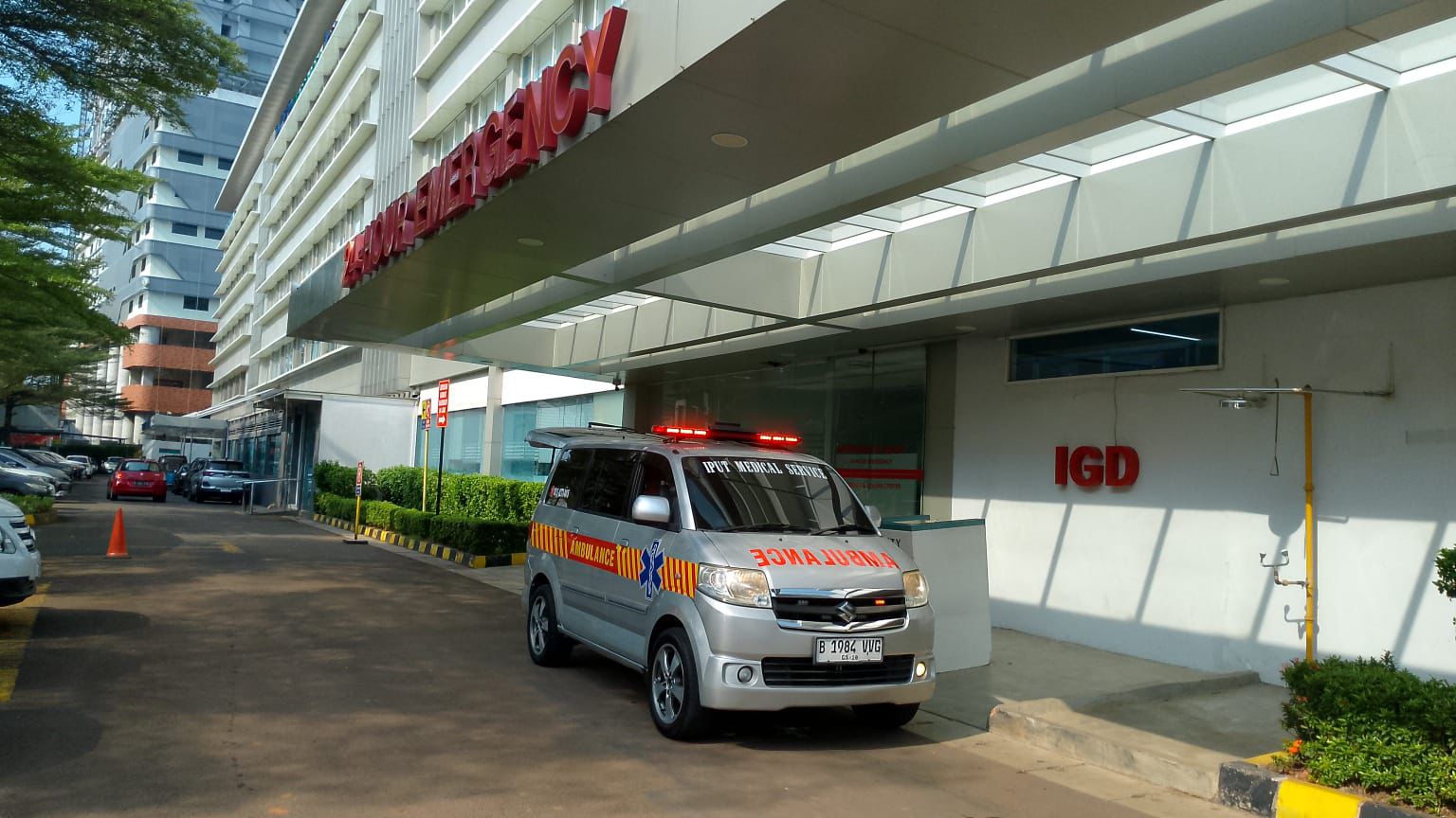 Jasa ambulan profesional siap melayani 24 jam untuk transportasi medis darurat dan non-darurat di seluruh Indonesia.